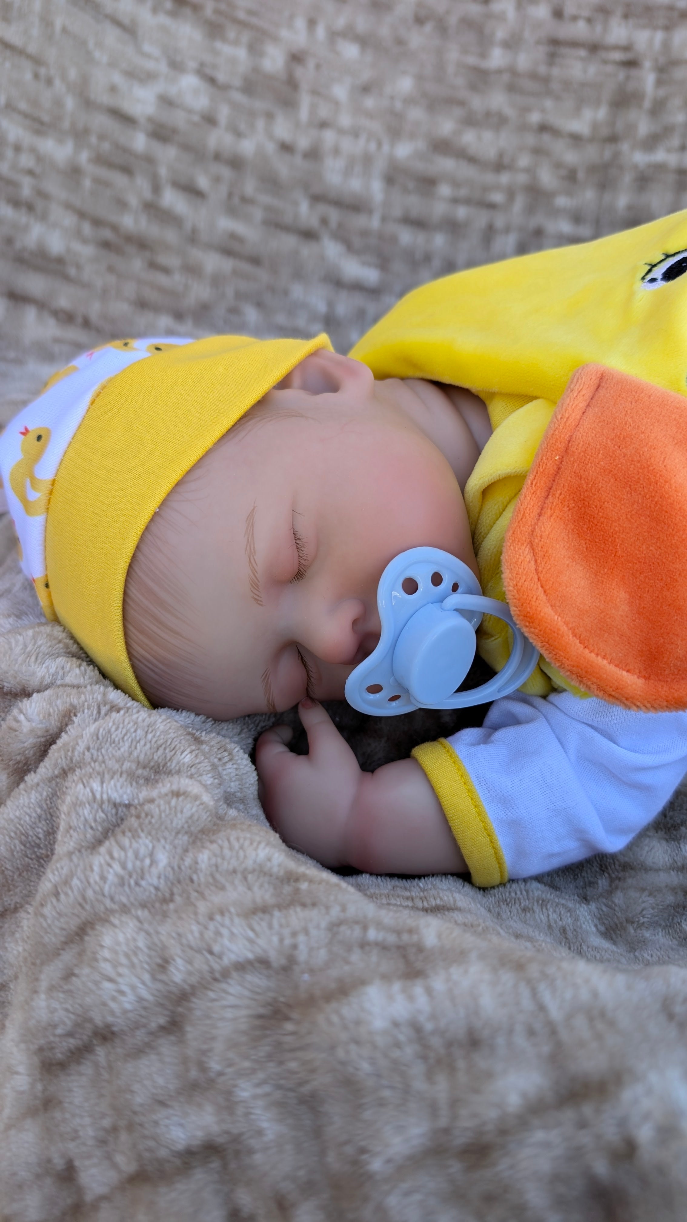 Bambola-reborn-sdraiata-pancia-_giu-posizione-reale-neonato-con-ciuccio-nella-bocca