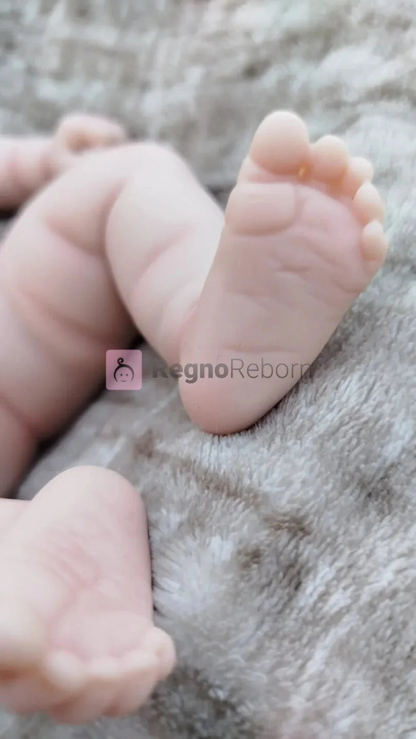Dettaglio realistico del piede di una bambola che sembra vera in silicone