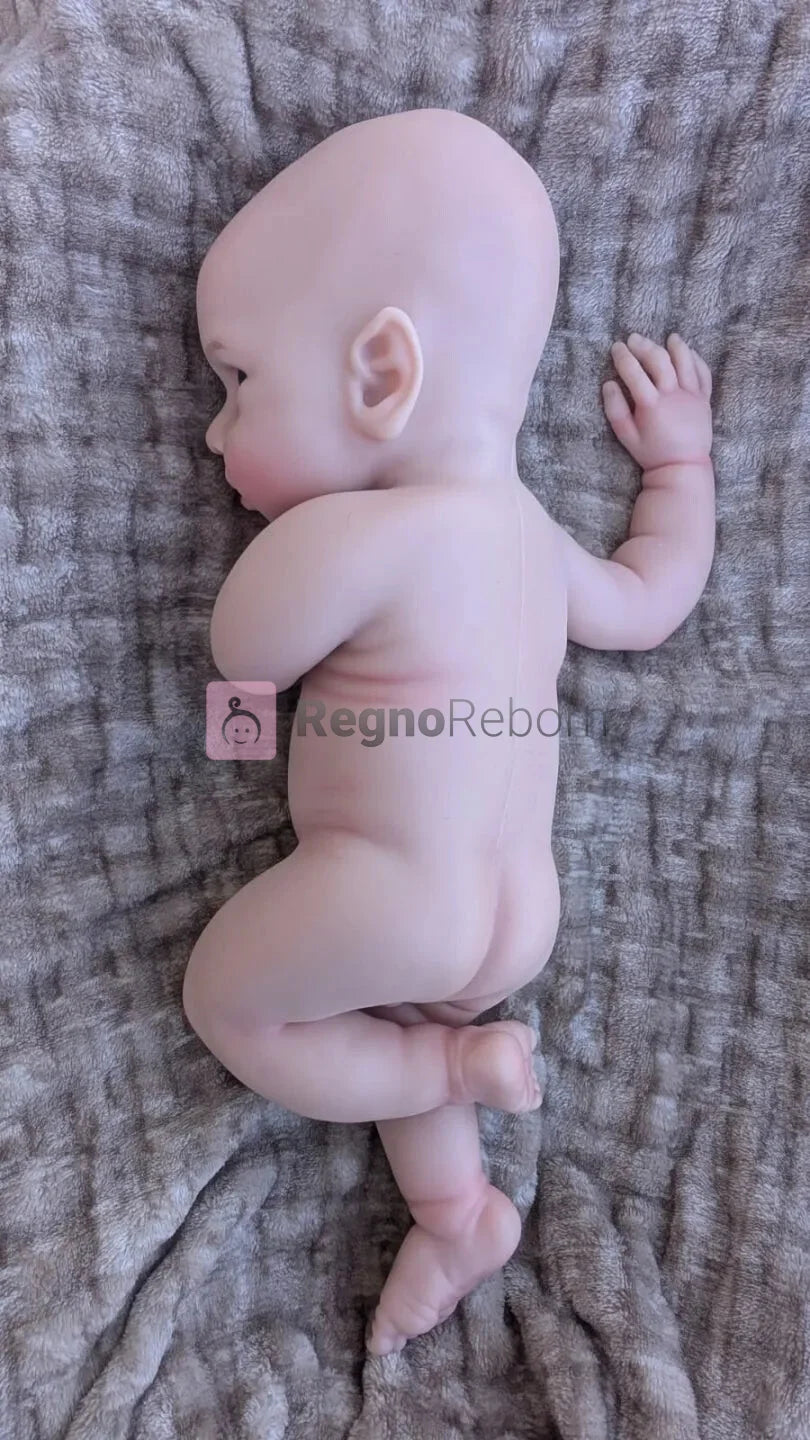 Bambola che sembra vera di 40 cm in una naturale posizione da neonato