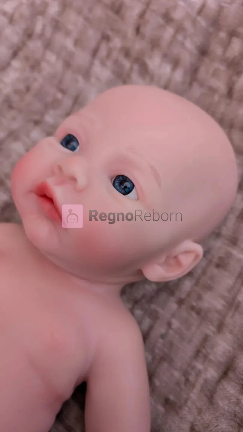 bambola reborn con il viso realistico e che sembra vera con gli occhi aperti