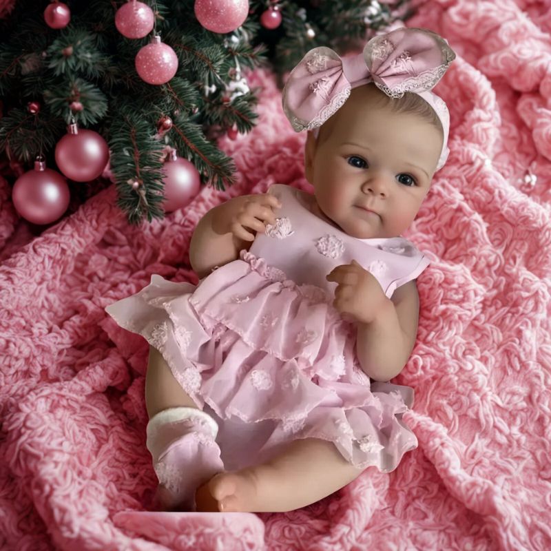 bambola-reborn-che-sembra-vera-ai-piedi-dell'albero-da-regalare-per-Natale / bebe reborn fille au pied du sapin prete a offrir pour noel