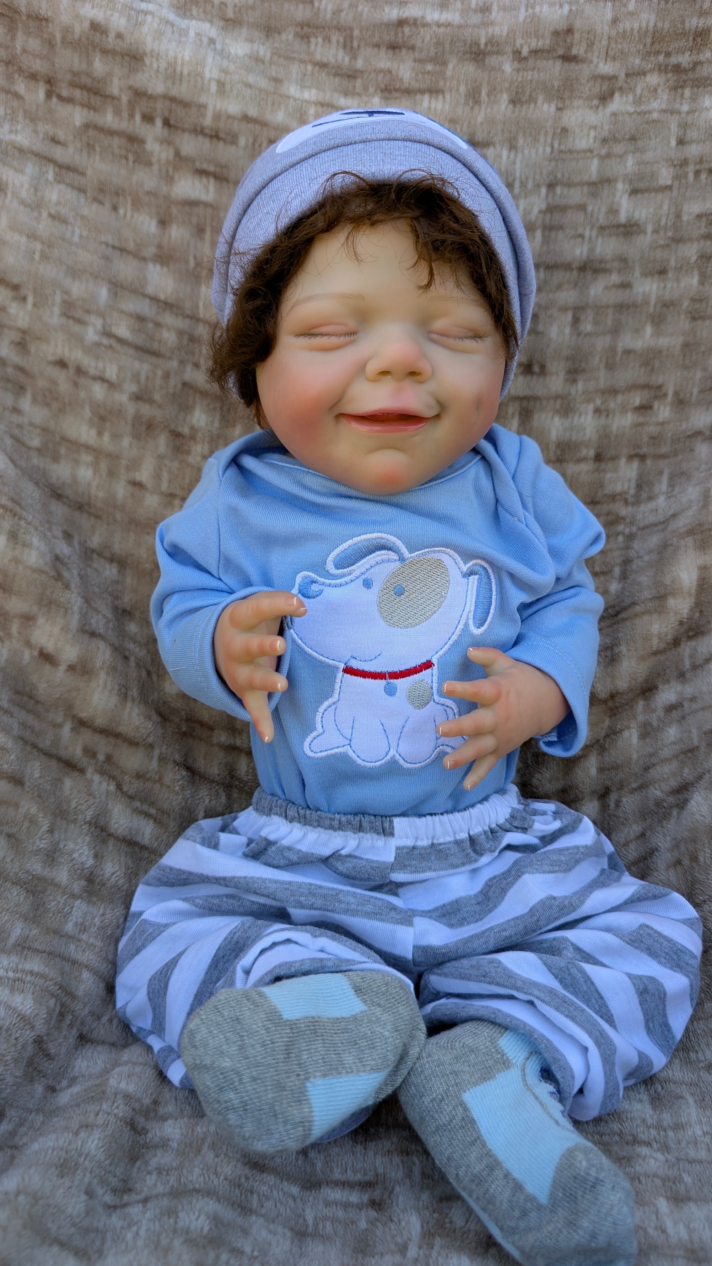 bambola-reborn-maschio-con-capelli-occhi-chiusi-bocca-sorridente-come-un-vero-neonato