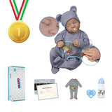 bambola-reborn-maschio-occhi-chiusi-theo-con-vestiti, accessori, certificato di nascita e scatola pronta da regalare al suo bambino per natale o per il compleanno