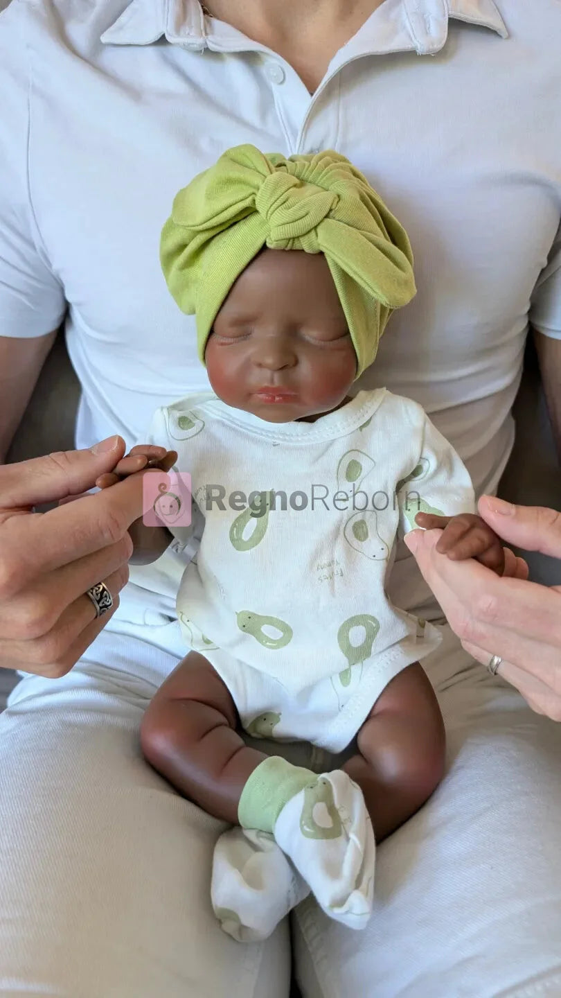 bambola-reborn-nera-45cm-seduta-sulle_ginocchia-uomo-mostrare-_taglia-realistica-neonato