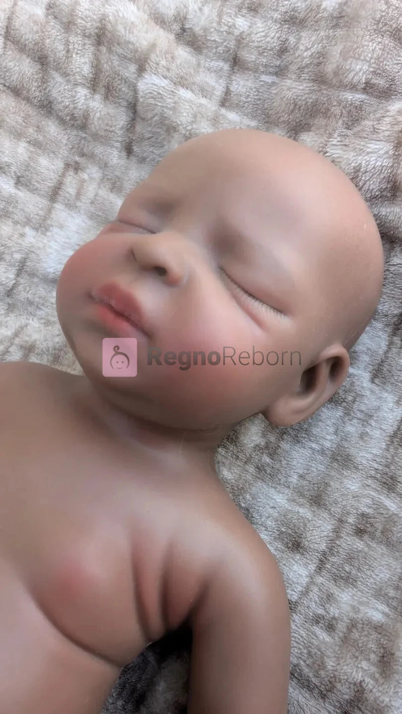 Primo piano del viso realistico addormentato della bambola reborn nera 45 cm