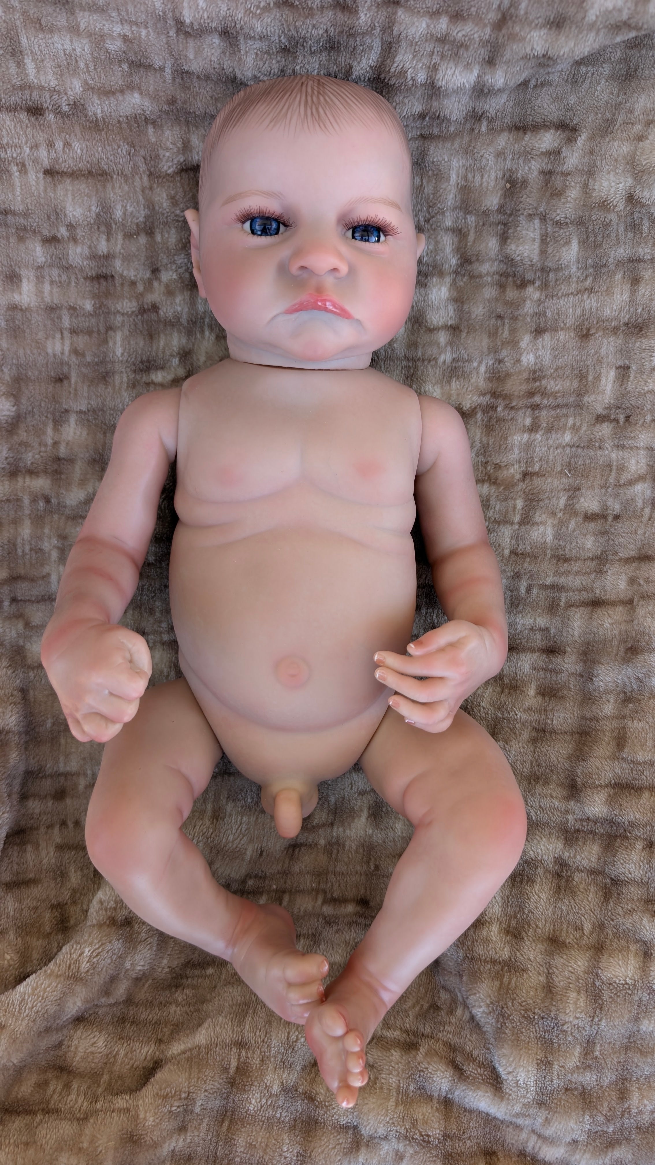 bambola-reborn-occhi-aperti-nuda-parte-intimi-maschile-vista-frontale