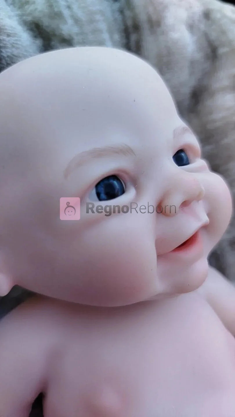 Primo piano del viso realistico del neonato reborn in silicone