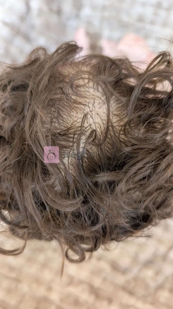 capelli-impiantati-a-mano-sulla-testa-della-bambola-reborn