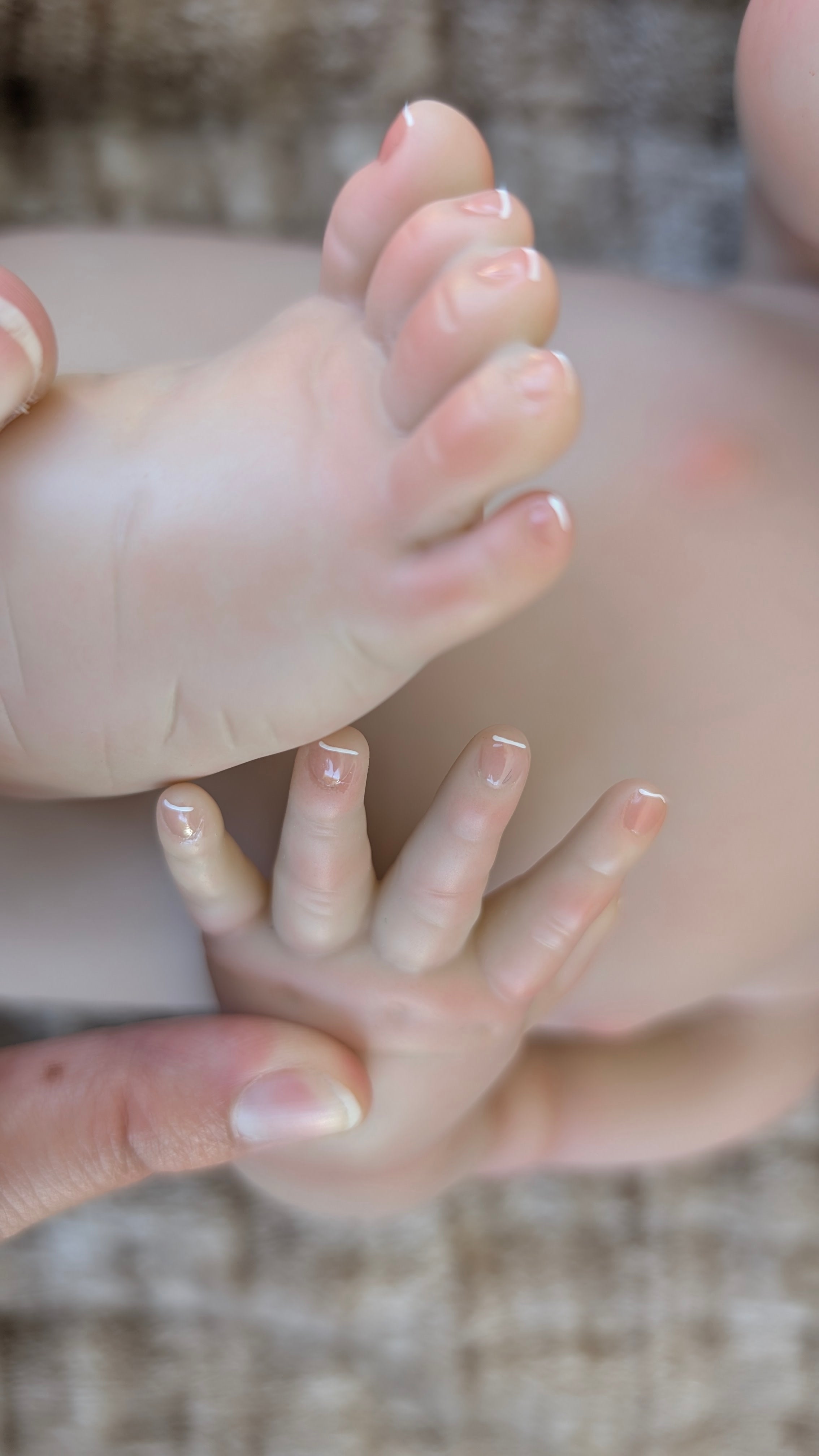 dettagli-delle-unghie-di-mani-e-piedi-dipinti-a-mano