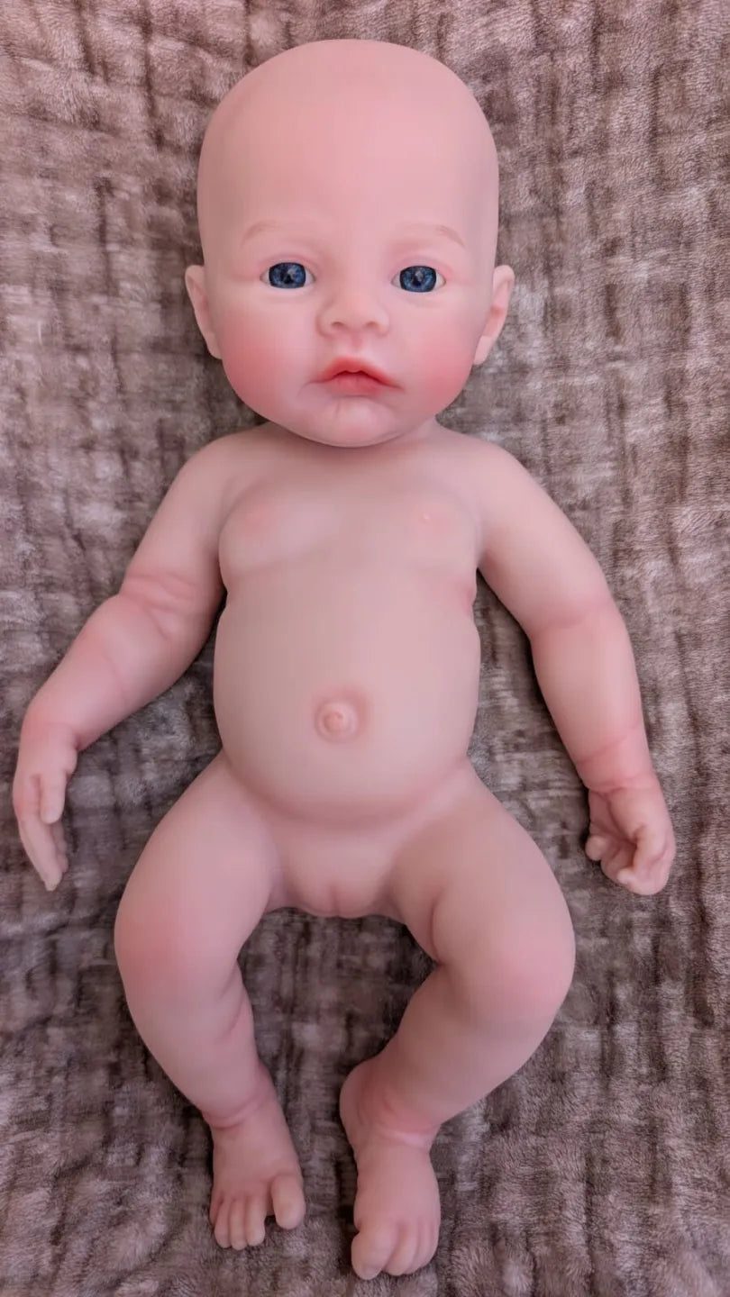grossa bambola reborn femmina che è nuda e anatomicamente corretta vista di fronte
