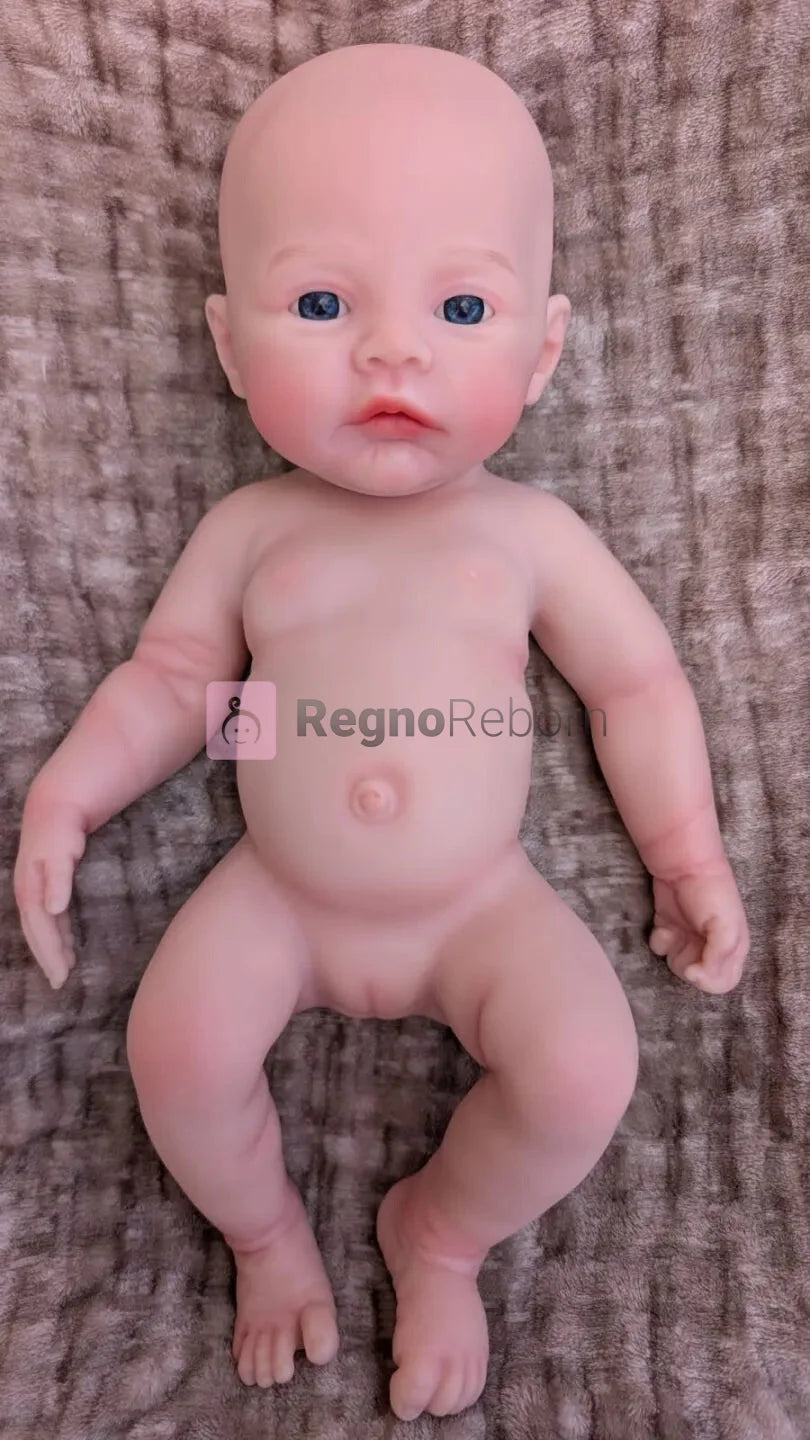 grossa bambola reborn femmina che è nuda e anatomicamente corretta vista di fronte