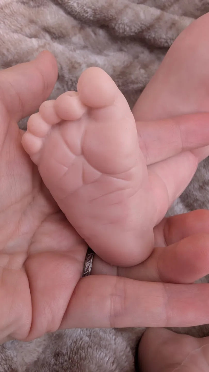 Bambola reborn effetto appena nata con pieghe realistiche sotto il piede
