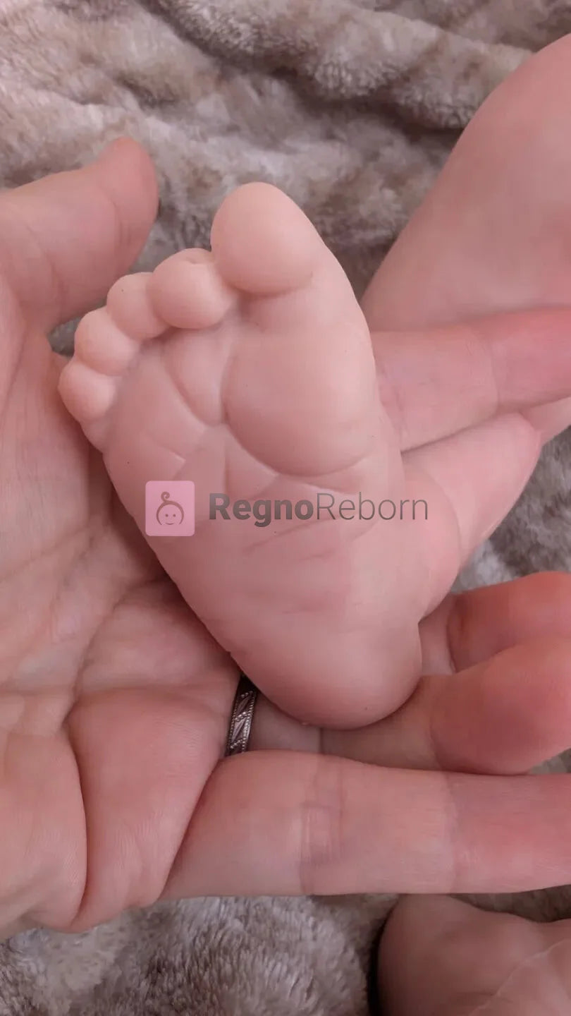 Bambola reborn effetto appena nata con pieghe realistiche sotto il piede
