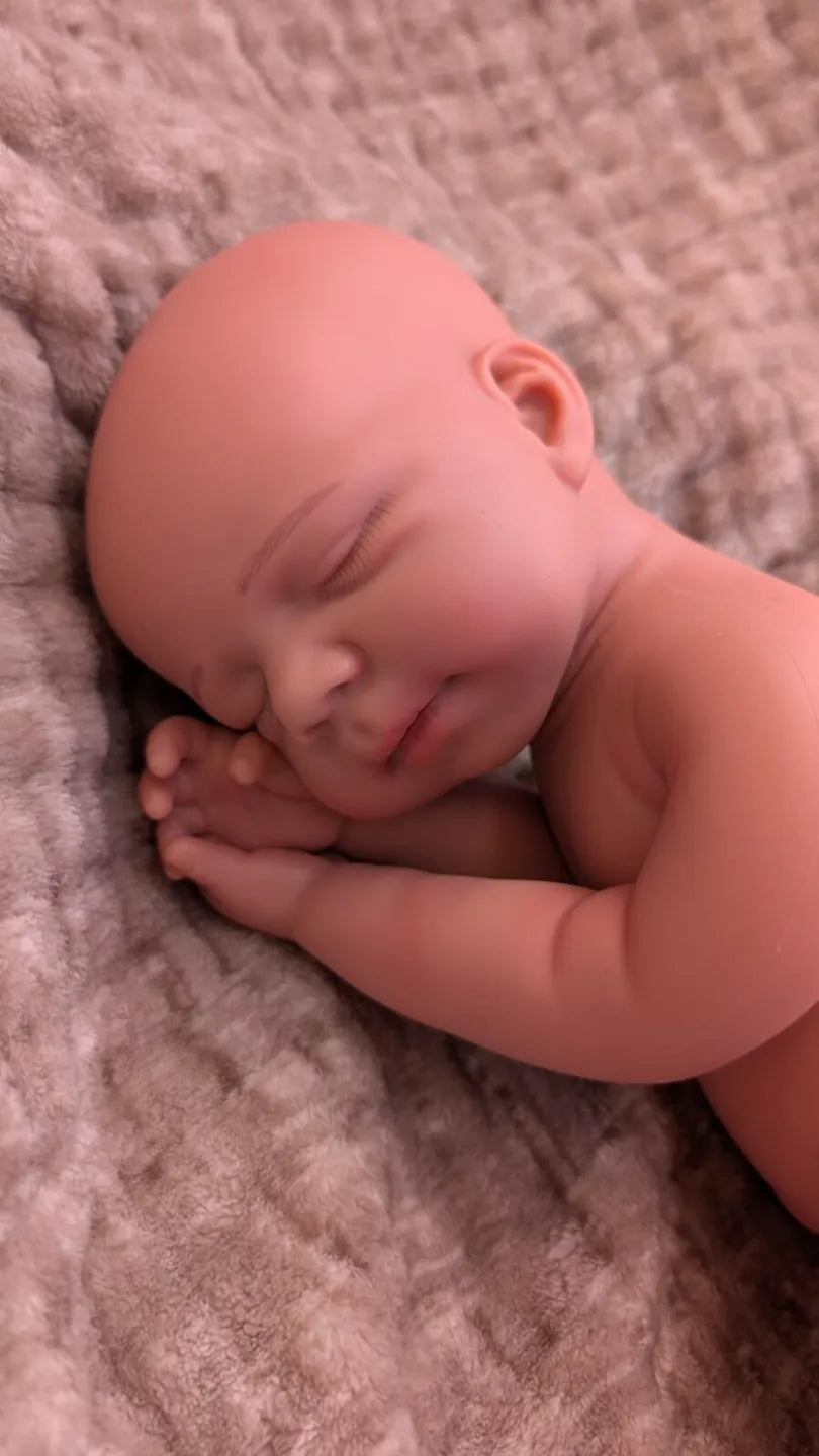 Neonato reborn che sembra vero in una naturale posizione da bebè