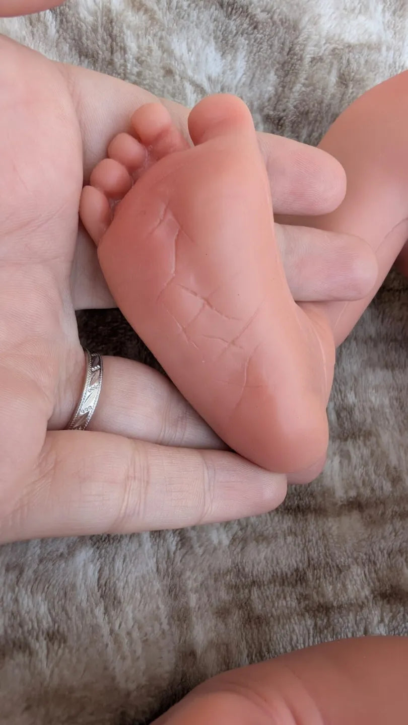 Pianta del piede e dettagli realistici di un neonato reborn maschio di 45 cm