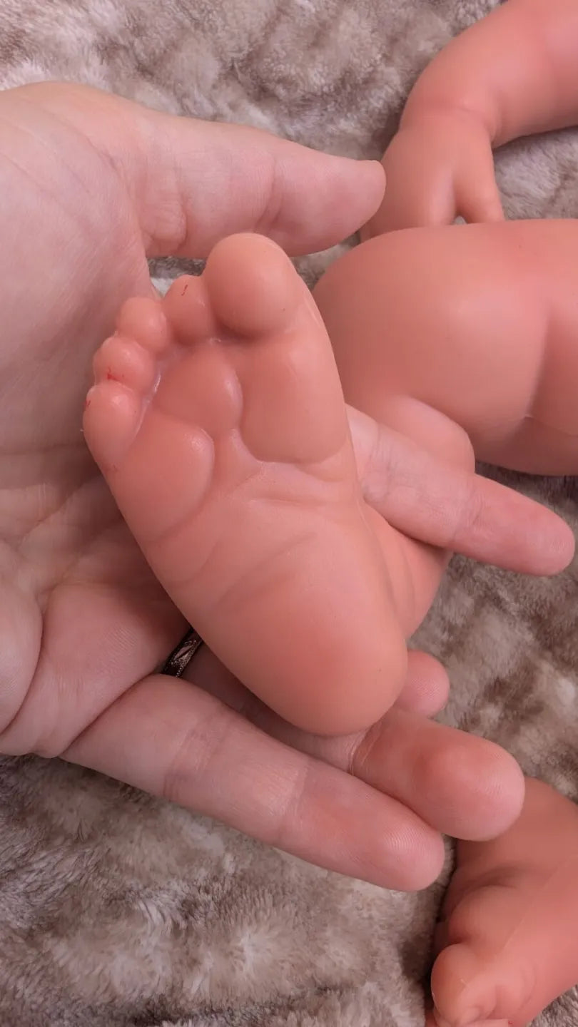 Dettaglio realistico del piede del neonato reborn maschio