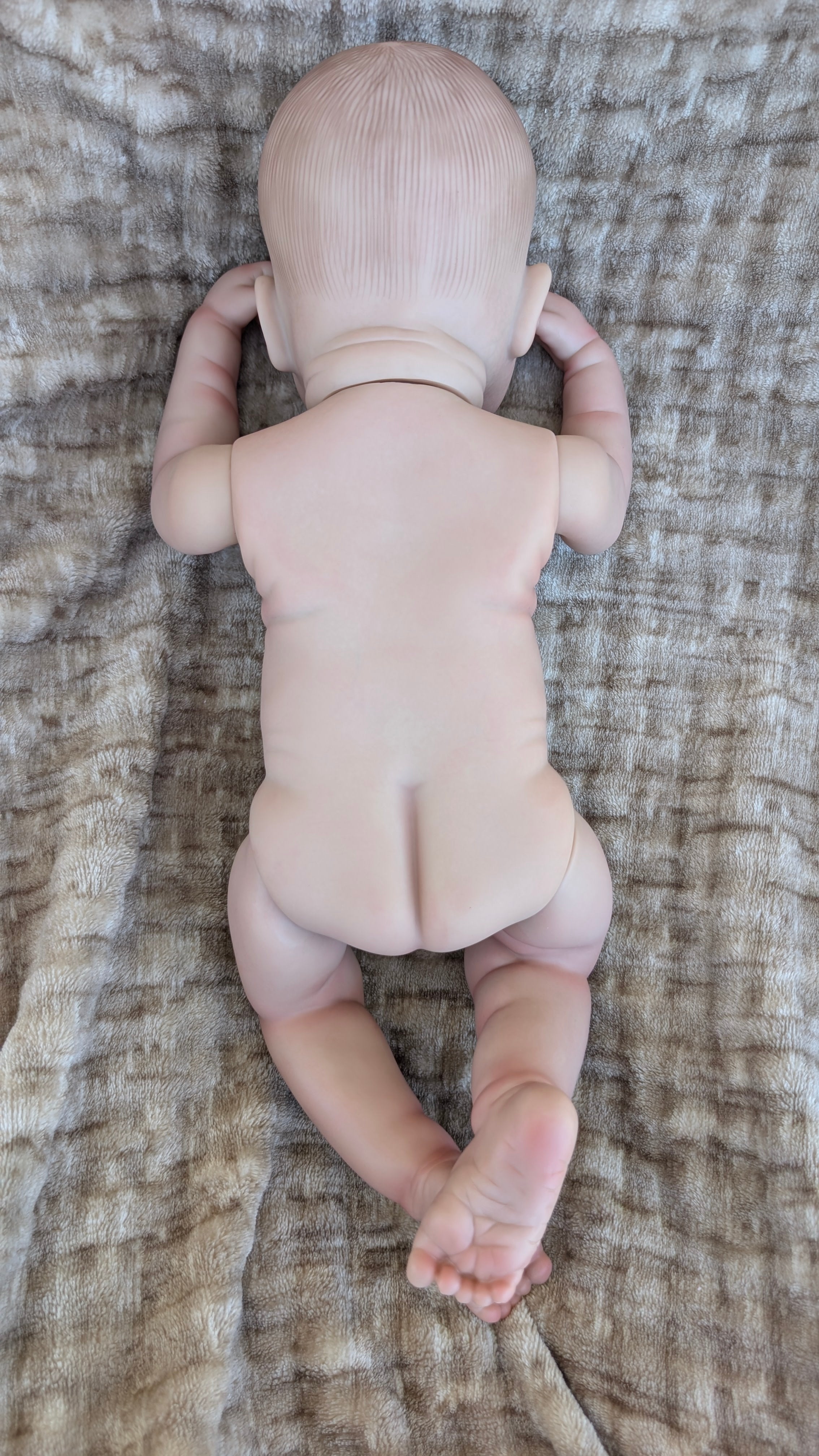 neonato-reborn-maschietto-nudo-vista-posteriore