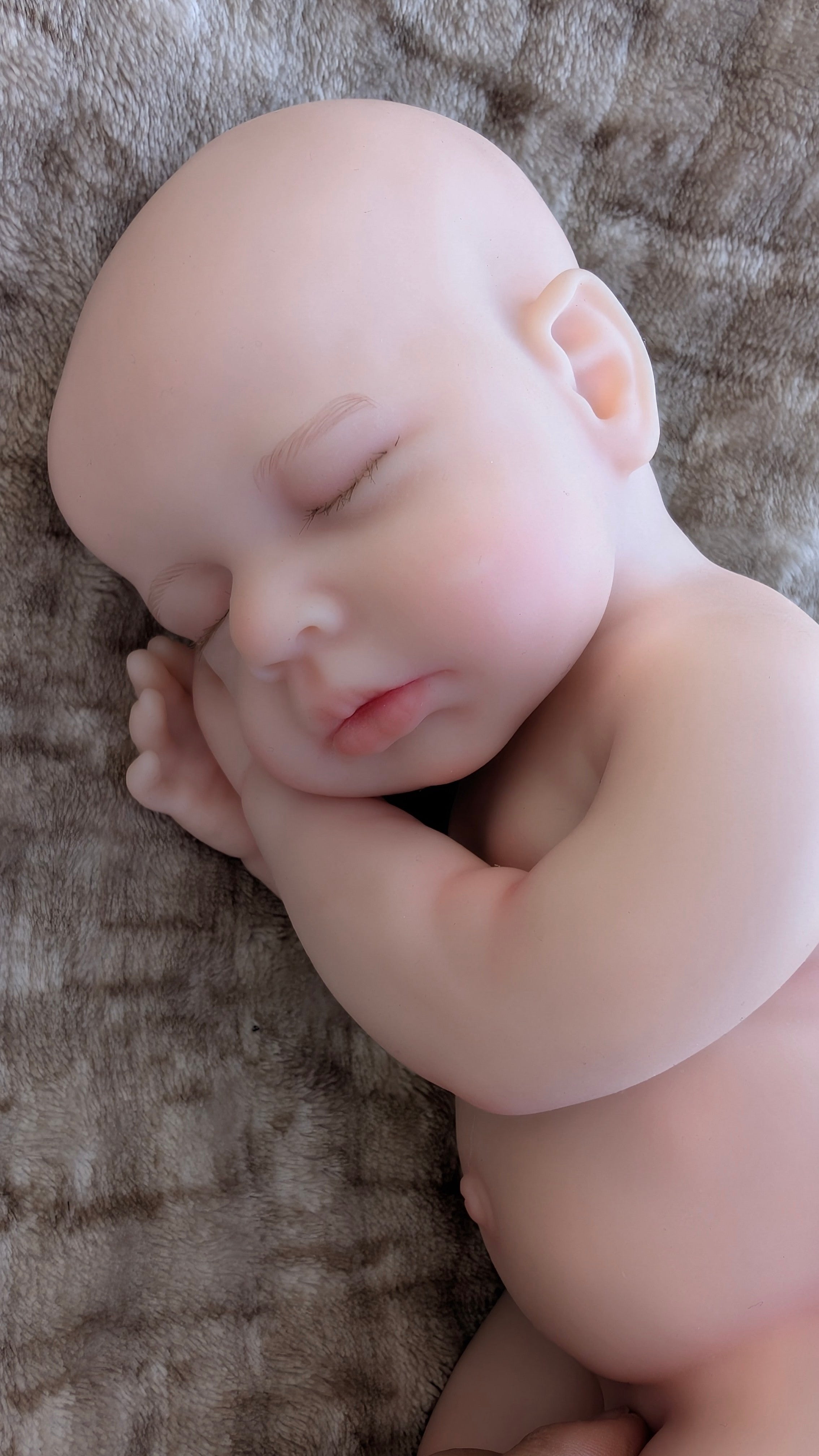 prematuro-reborn-occhi-chiusi-posizione-neonato-mani_sotto-testa