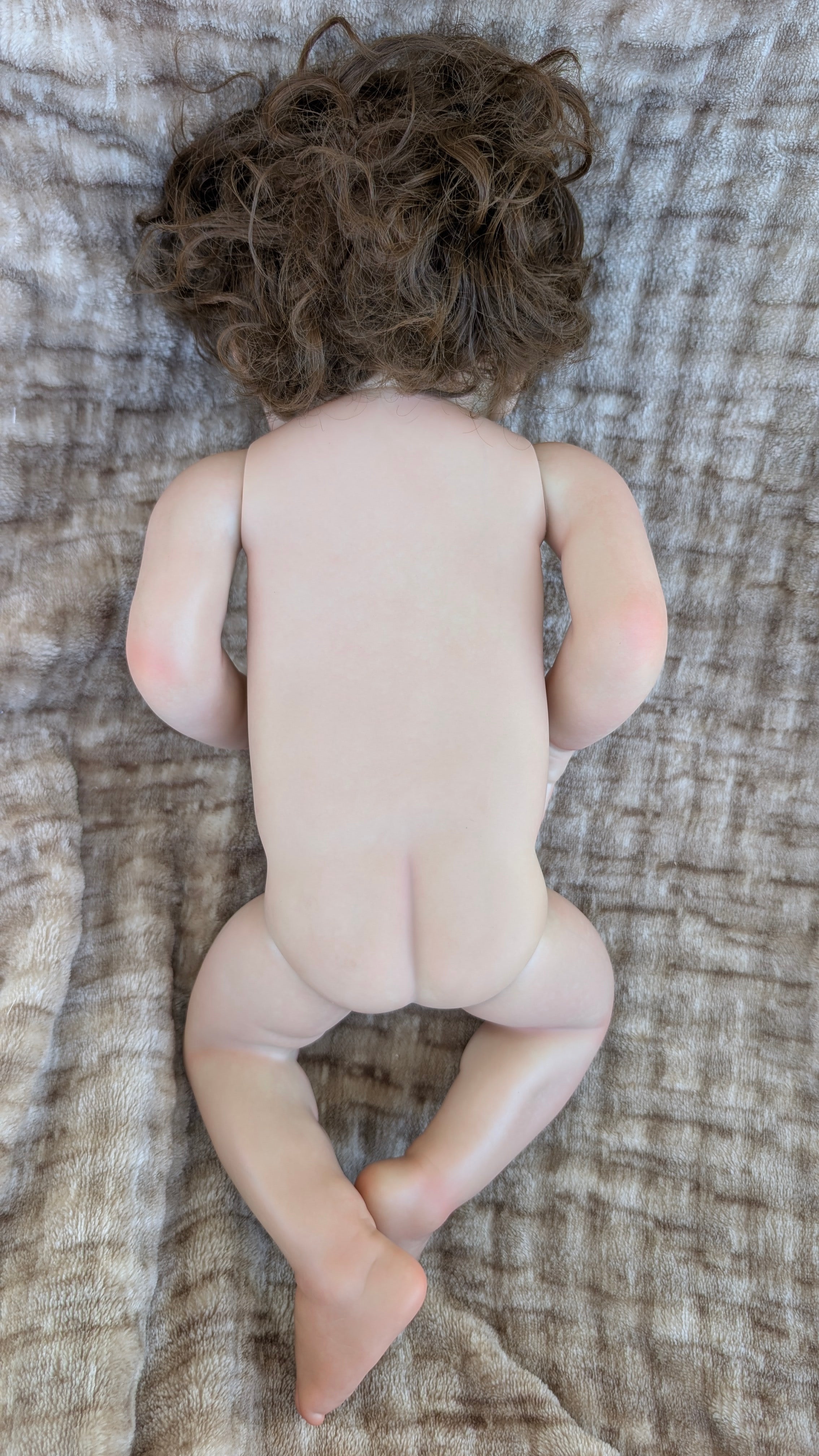 vista-posteriore-della-bambola-reborn-nuda-maschile