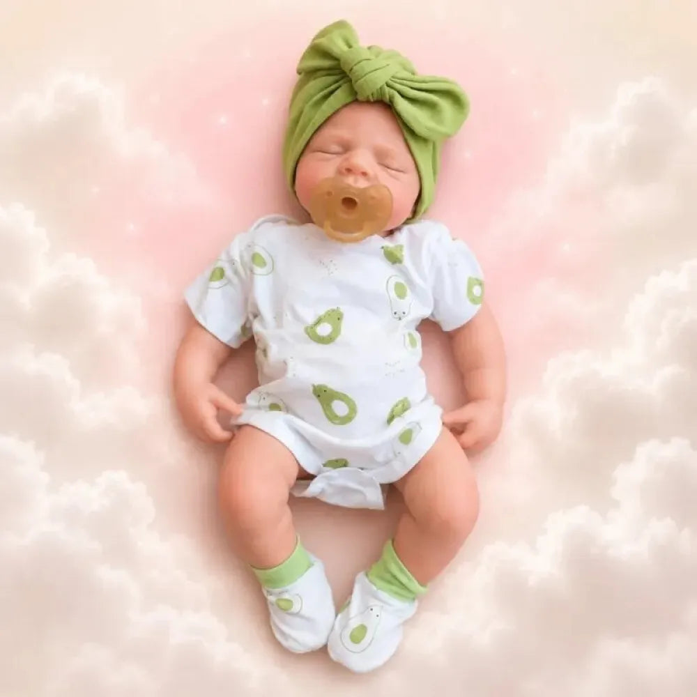 bambola reborn femmina ultra realistica con gli occhi chiusi che misura 50cm per 3.2kg, con ciuccio nella bocca e vestiti da neonato