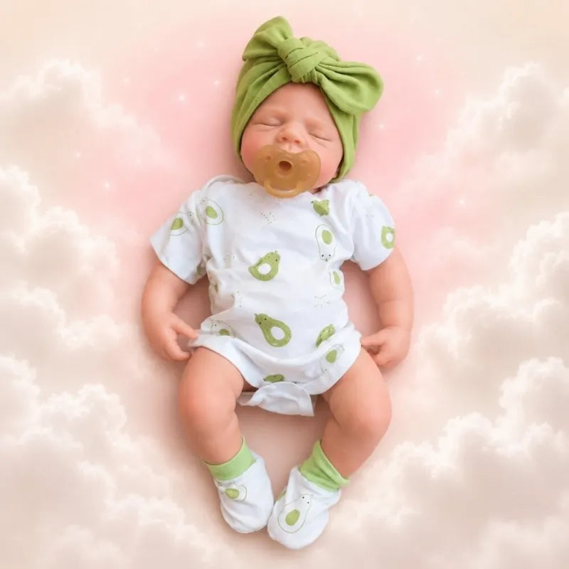 bambola reborn femmina ultra realistica con gli occhi chiusi che misura 50cm per 3.2kg, con ciuccio nella bocca e vestiti da neonato