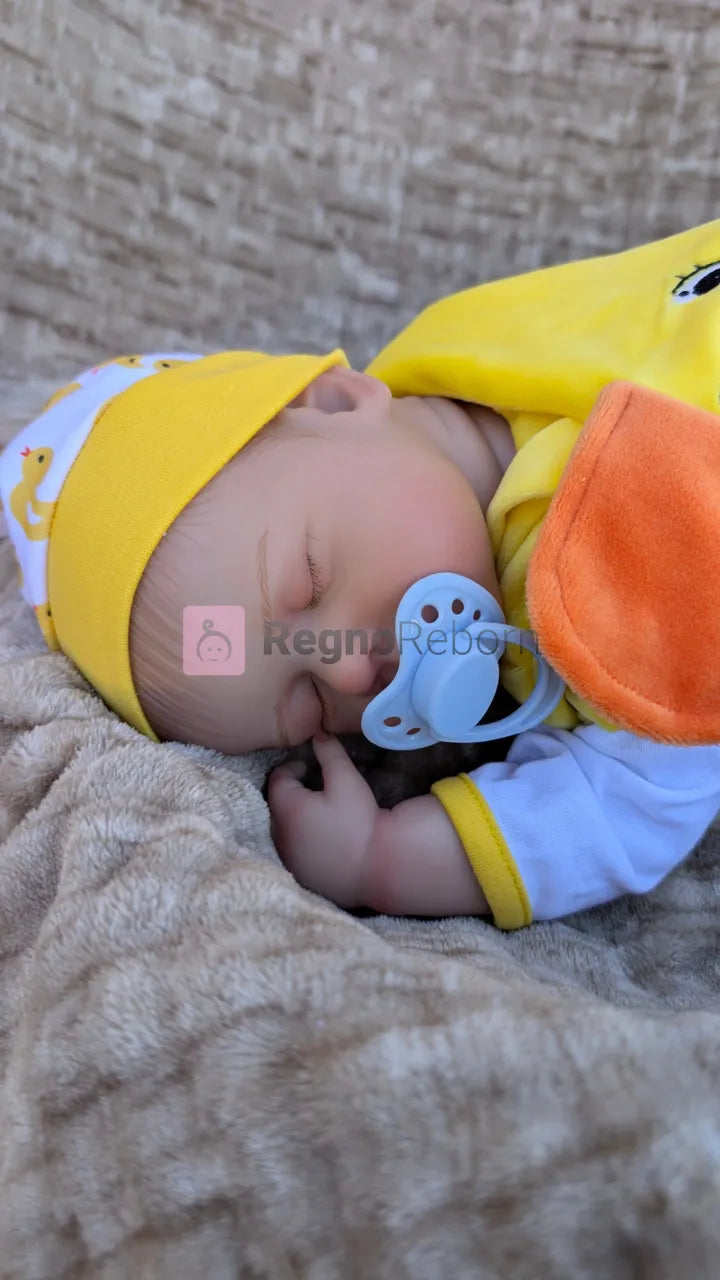 Bambola-reborn-sdraiata-pancia-_giu-posizione-reale-neonato-con-ciuccio-nella-bocca