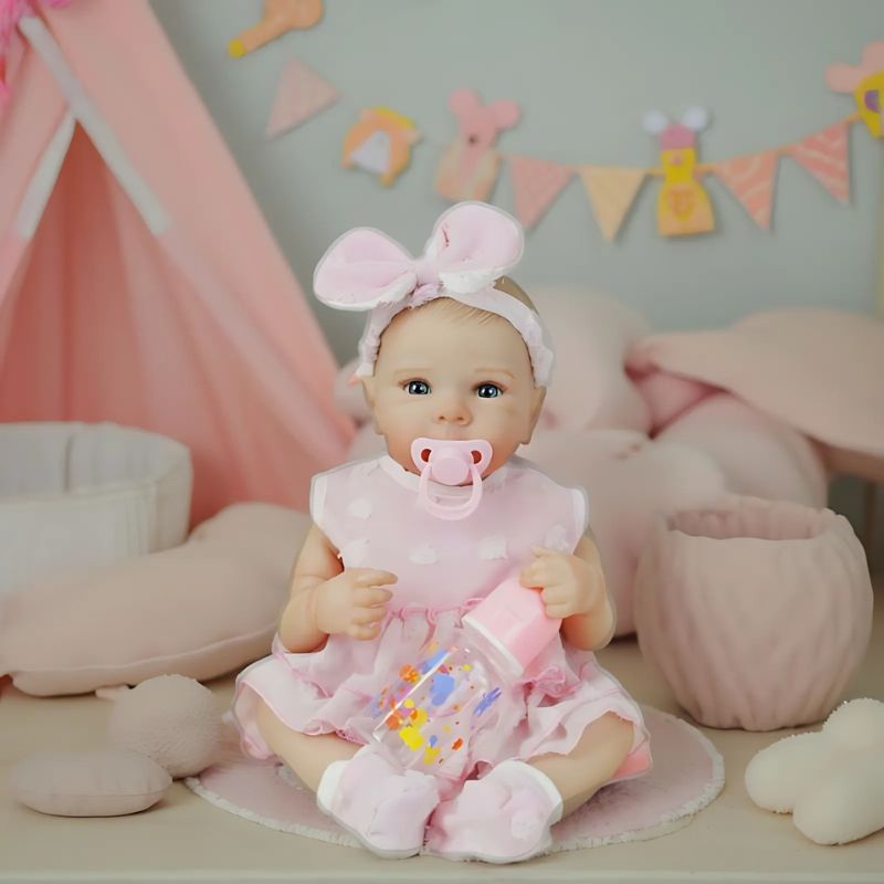 Bambolotto-reborn-Bettie-con-il-suo-ciuccio-che-sembra-un-bambino-vero-seduto-nella-cameretta-di-una-bambina / bebe reborn bettie avec sa tetine qui est assise dans la chambre d une petite fille
