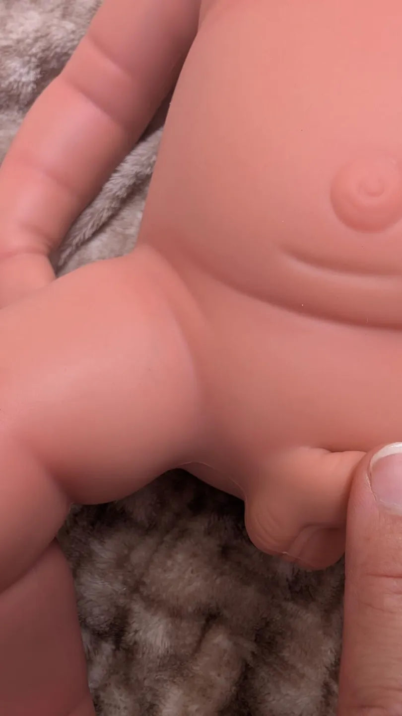 Dettaglio delle vene e marbrature tra le gambe della bambola che sembra vera