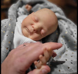 Bambola neonato reborn addormentata Nevahe by Cassie Brace