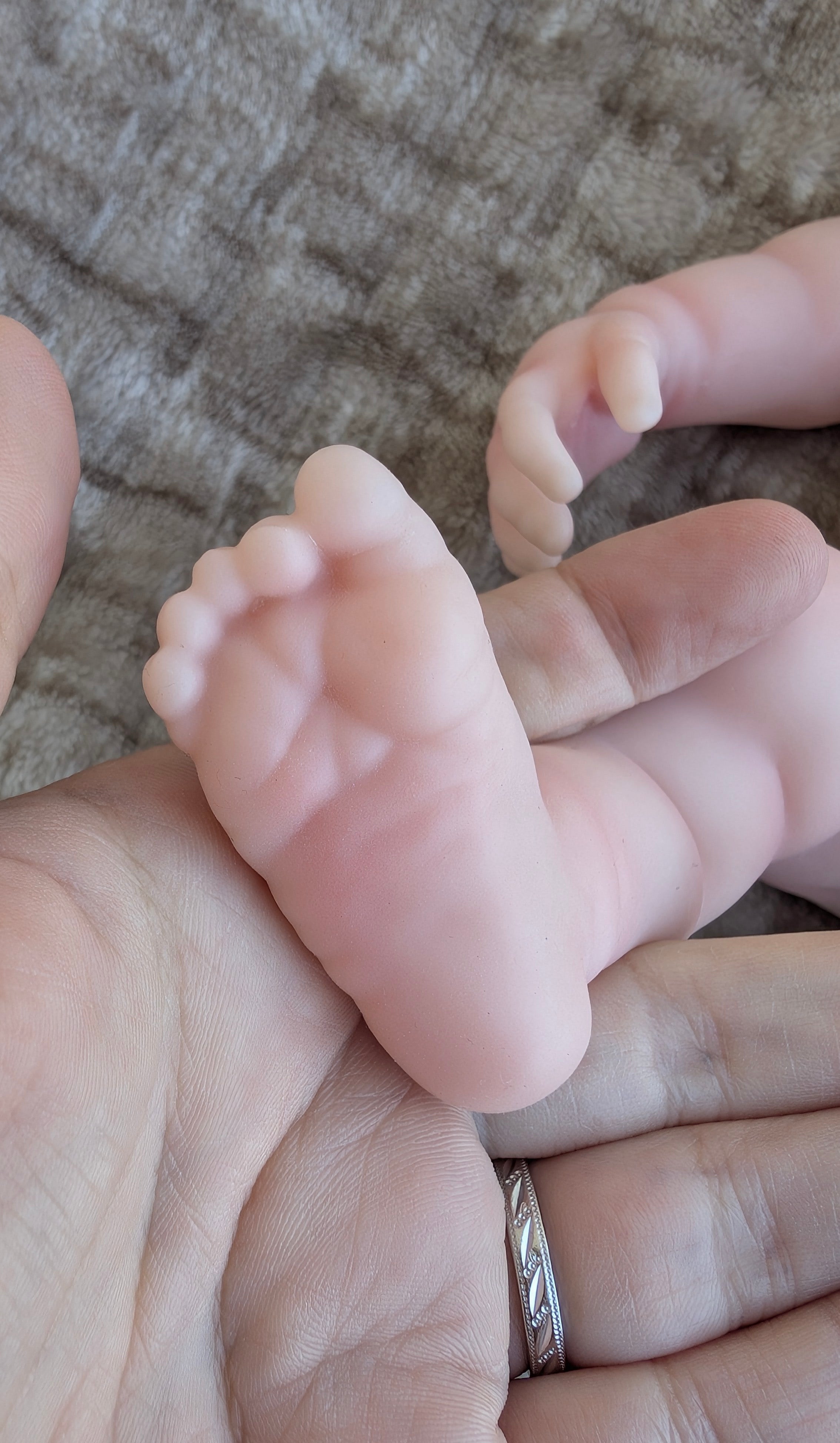 bambola-realistica-silicone-32cm-pieghe-piede