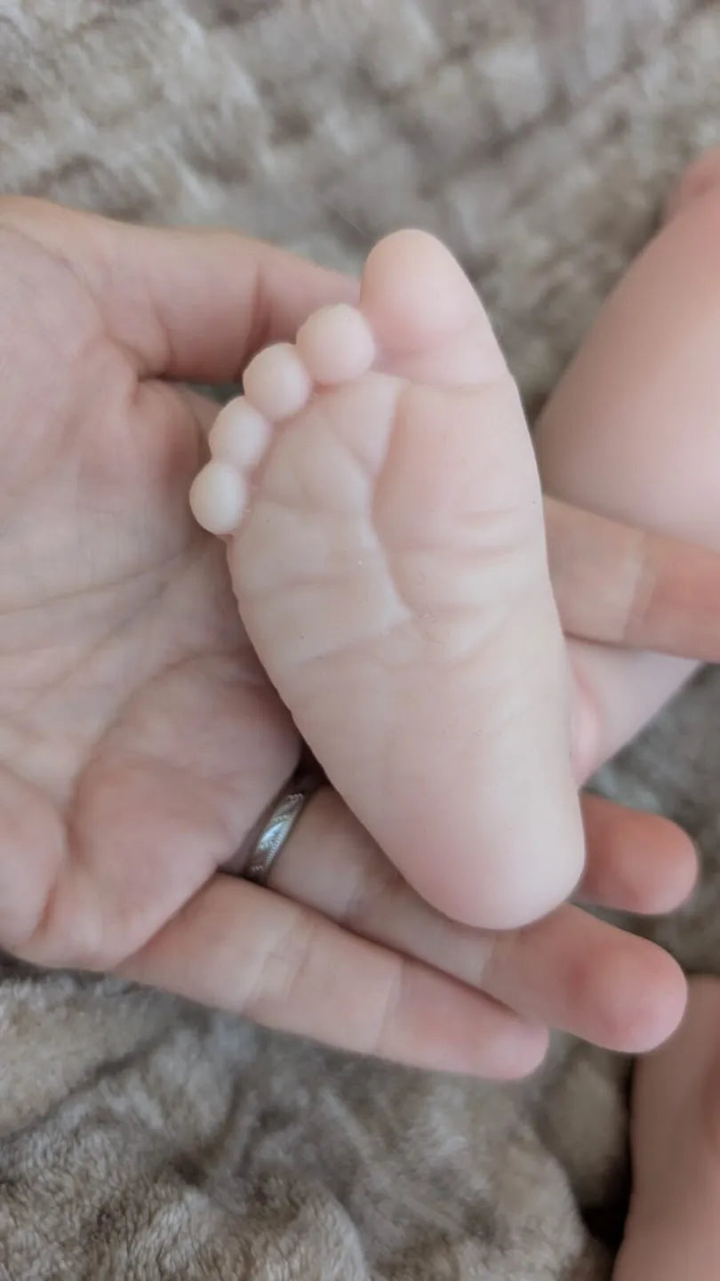 Dettaglio del piede realistico della bambola reborn in silicone