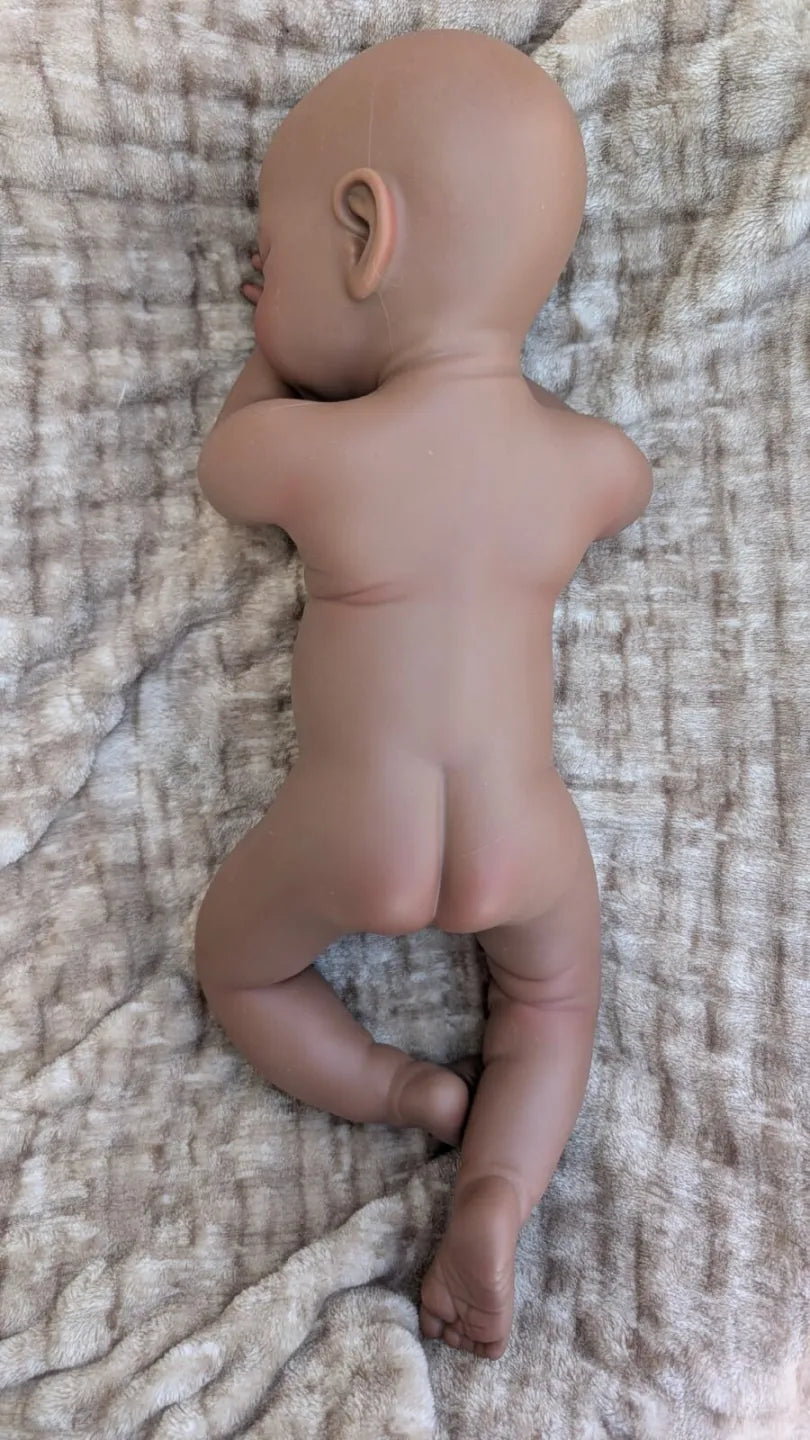 bambola reborn afroamericana che sta nuda in full silicone articolabile vista di dietro