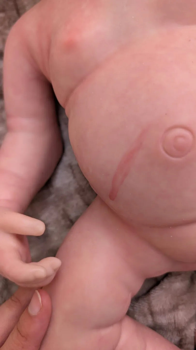 Bambola reborn effetto appena nata con realistica traccia di sangue dipinta sulla pelle