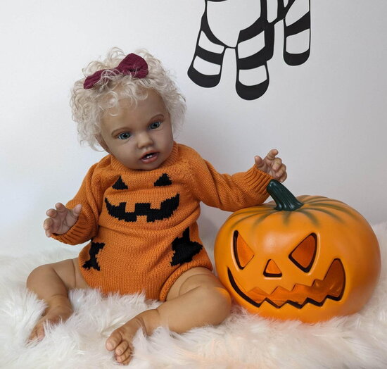 Bambola reborn femmina capelli ricci - Lottie by Laura Lee / bambola reborn con vestiti halloween / neonato reborn toddler seduta accanto a una zucca per halloween