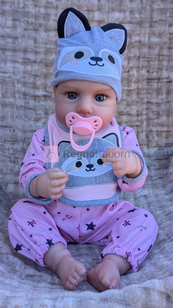 bambola-reborn-femmina-seduta-vestita-da-procione-ciuccio-rosa