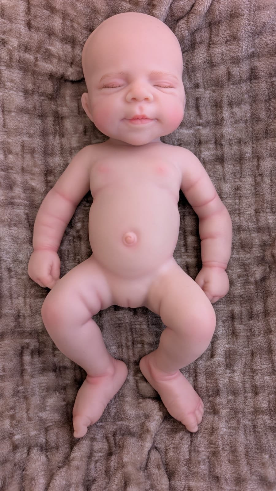 Bambola reborn femmina in silicone di 40 cm, corpo intero visto frontalmente