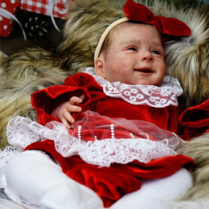Bambola reborn femmina sorridente Anastazja by Olga Auer / neonato reborn femmina occhi aperti  con vestiti di natale / bambola che sembra vera reborn
