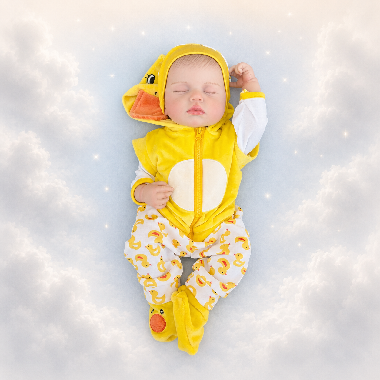 bambola reborn maschio che sembra un vero neonato che dorme nel suo pigiamino papera gialla