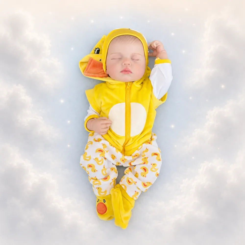 bambola reborn maschio che sembra un vero neonato che dorme nel suo pigiamino papera gialla