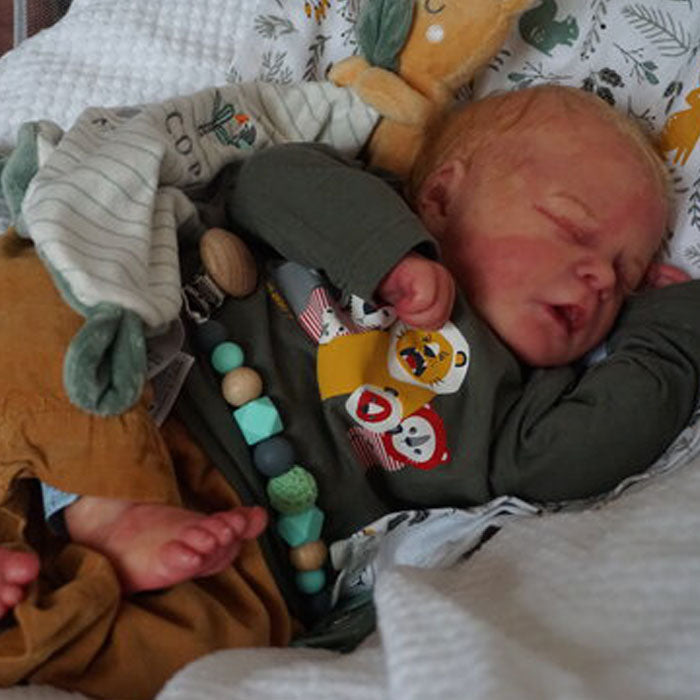 Bambola reborn maschio che dorme - Arthur by Realborn Darren / bambola reborn che sembra un bambino vero / bambola reborn capelli biondi in mohair