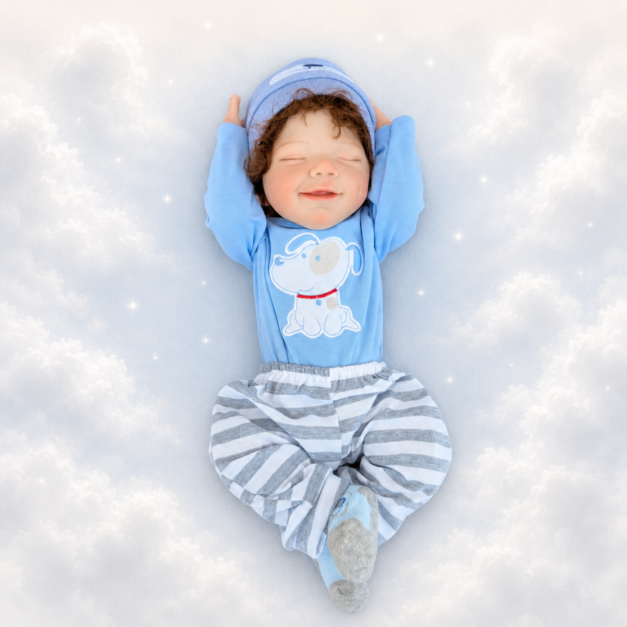 bambola reborn maschio addormentato  sorridente, sembra un neonato vero che sogna
