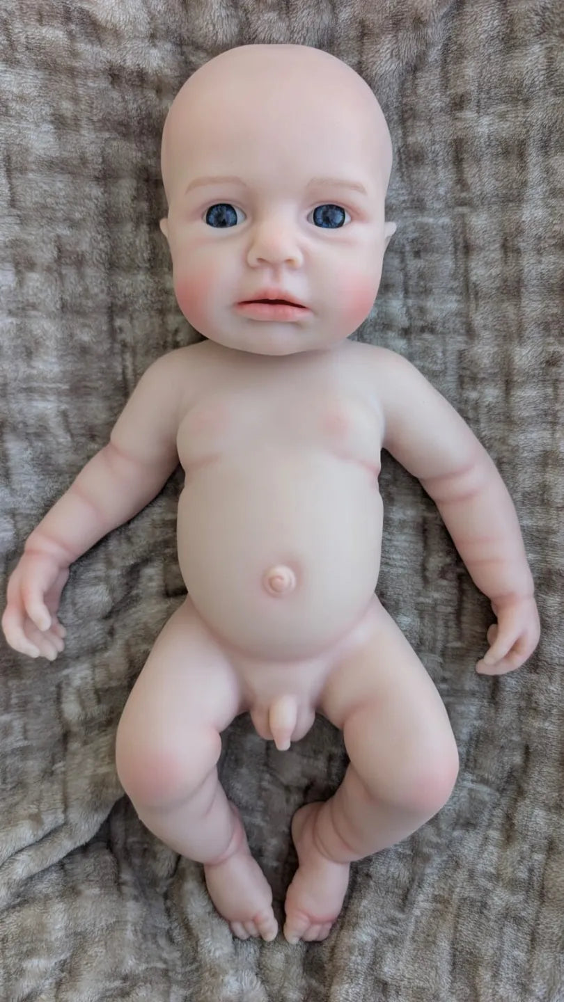 Bambola reborn maschio in silicone di 40 cm, corpo intero visto frontalmente