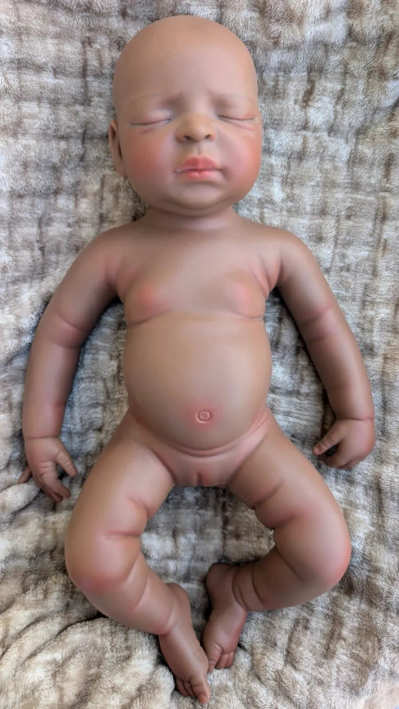 bambola reborn nera femmina che sta nuda ed anatomicamente coretta con le parte intimi in silicone - vista frontale