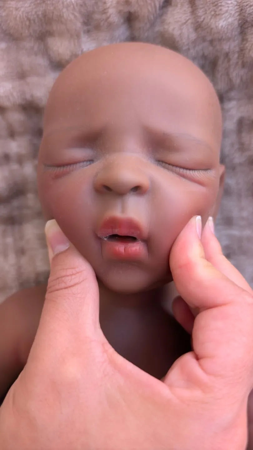 Bambola reborn nera in silicone con bocca morbida apribile premendo sulle guance