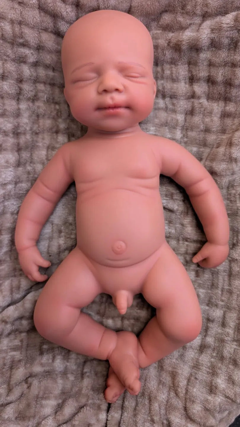 vista frontale della bambola reborn nuda anatomicamente corretta con gli parte intimi maschili
