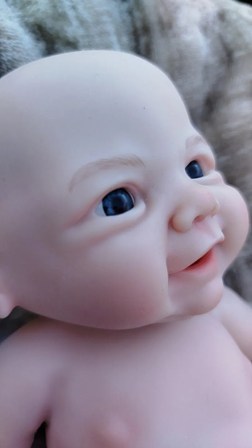 Primo piano del viso realistico del neonato reborn in silicone