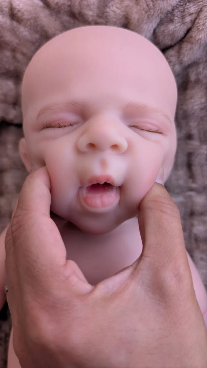 Dettaglio della bocca apribile della bambola reborn in silicone