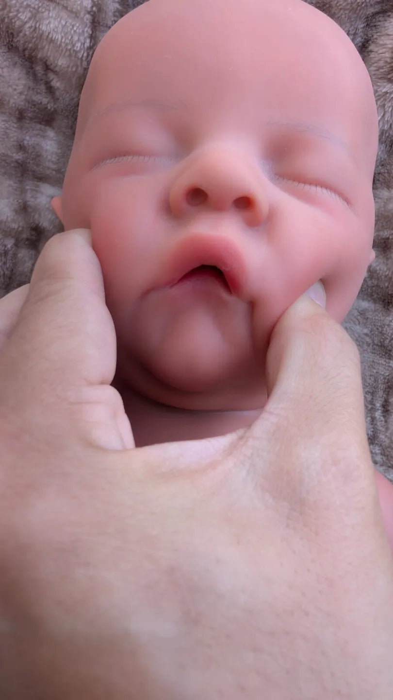 Bambola reborn con la bocca che si apre per mettere un ciuccio quando si preme sulle guance
