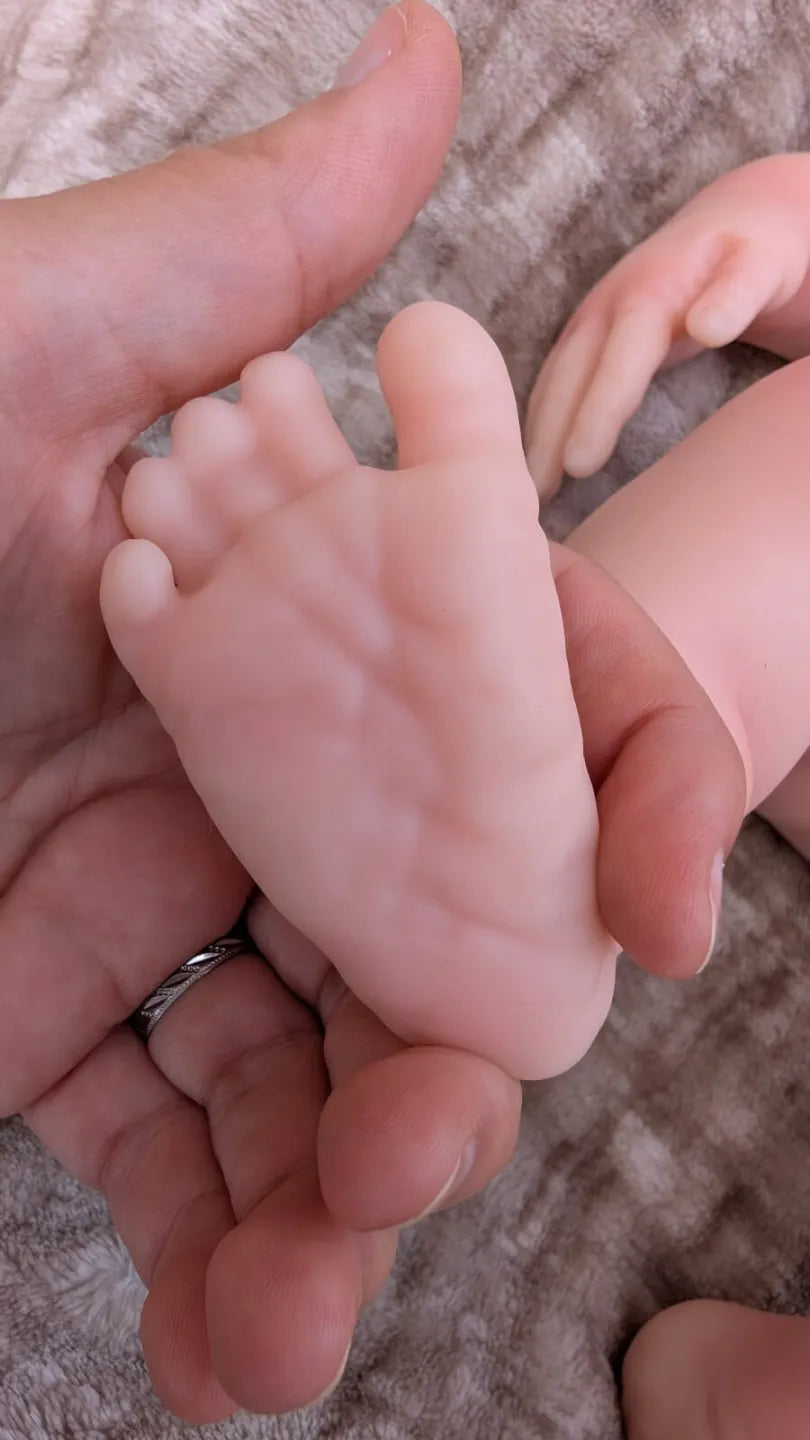 Dettaglio del piede realistico della bambola reborn in silicone morbido