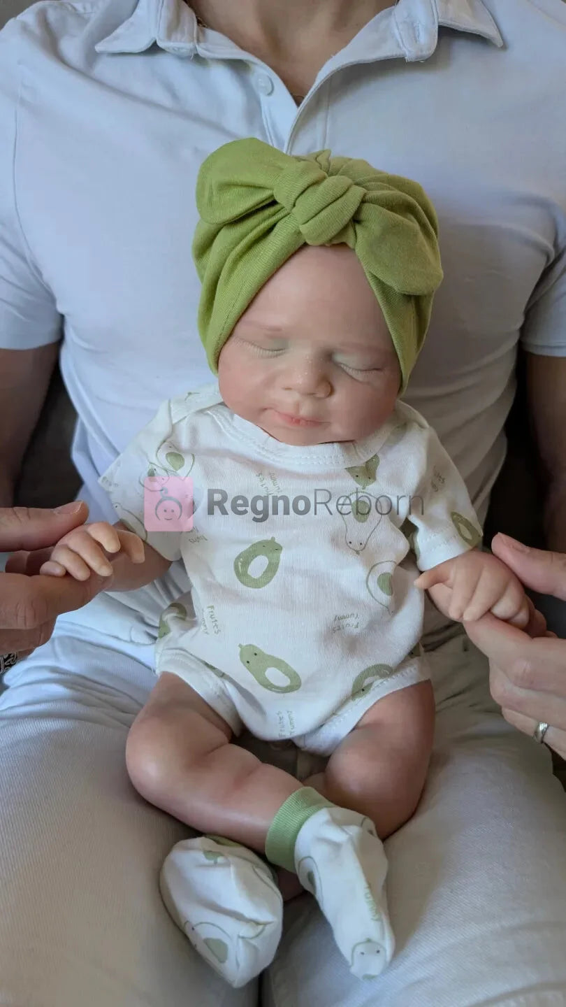bambola-reborn-ultrarealistica-50cm-seduta-sulle_ginocchia-uomo-mostrare-_taglia-realistica-neonato